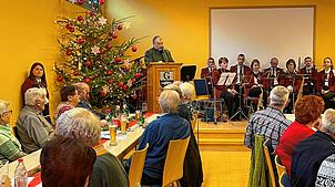 Bei der Adventsfeier in Gremmelsbach werden die Seniorinnen und Senioren von den Musikern unterhalten und von der Holzschuehklepferzunft ...