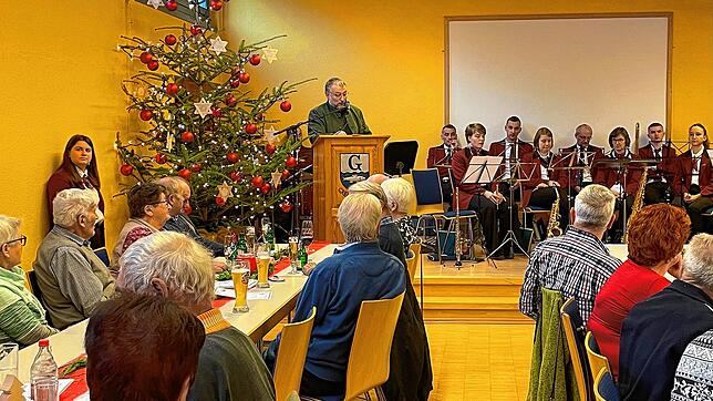 Bei der Adventsfeier in Gremmelsbach werden die Seniorinnen und Senioren von den Musikern unterhalten und von der Holzschuehklepferzunft ...