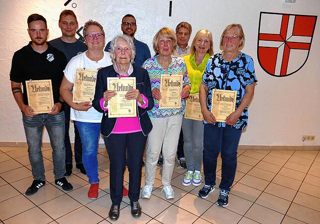 Sie haben sich um den TSV verdient gemacht und sind bei der Hauptversammlung ausgezeichnet worden (von links): René Stegmayer ...