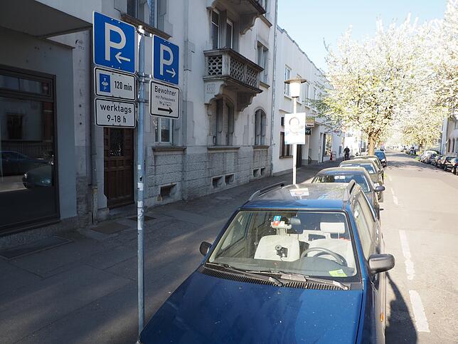 Parkplätze für Bewohner und für Gäste: Im Paradies ist alles möglich – in begrenzter Anzahl.