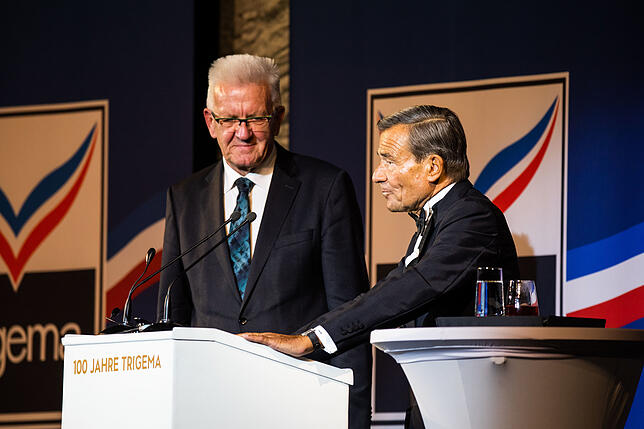 Auch Ministerpräsident Kretschmann (links) kam zur Feier von Wolfgang Grupp, der von ihm das Bundesverdienstkreuz erhielt.