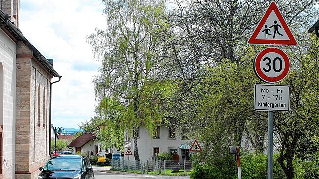 Montags bis Freitags zwischen 7 und 17 Uhr gilt an der Ortseinfahrt von Hubertshofen von Mistelbrunn her Tempo 30. Wenige Meter davor ...