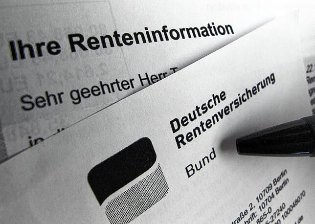 Renteninformationen liegen auf einem Tisch. Jedes Jahr werden die Renten in Deutschland angepasst, der Lohnentwicklung folgend.