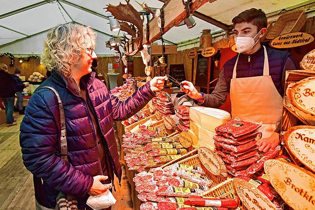 Gaumengenuss mit &bdquo;Probiererle&ldquo;: Deftige Fleischspezialitäten bei der Weihnachtswelt.