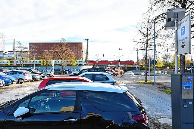 Jetzt ist es entschieden: Der Conti-Parkplatz an der Ecke von Haupt- und Bahnhofstraße bleibt vorerst Langzeitparkplatz. Vor allem im ...