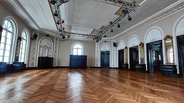Bis zu 100 Hochzeitsgäste passen in den sanierten Spiegelsaal des Schützen in Donaueschingen.