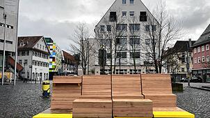 Wird im Sommer in der Weimarstraße platziert: Dieses Parklet, eine Sitzgelegenheit aus Holz, die derzeit noch vor dem Kino Scala steht. ...