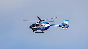 Mit einem Hubschrauber sucht die Polizei nach dem Verdächtigen. (Symbolbild)