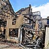 Am Tag nach dem verheerenden Feuer am 14. Juni ist das ganze Ausmaß der Schäden zu sehen. Hier der Blick auf die Gebäude in der ...