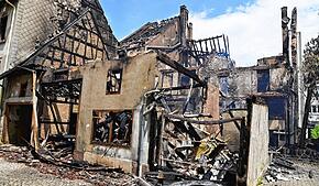 Am Tag nach dem verheerenden Feuer am 14. Juni ist das ganze Ausmaß der Schäden zu sehen. Hier der Blick auf die Gebäude in der ...
