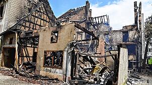 Am Tag nach dem verheerenden Feuer am 14. Juni ist das ganze Ausmaß der Schäden zu sehen. Hier der Blick auf die Gebäude in der ...