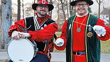 Schlagzeuger Florian Grill (links) und Dirigent Jochen Fischer zeigen die verschiedenen Häser der Hans-Kuony-Kapelle. Bild: Constanze ...