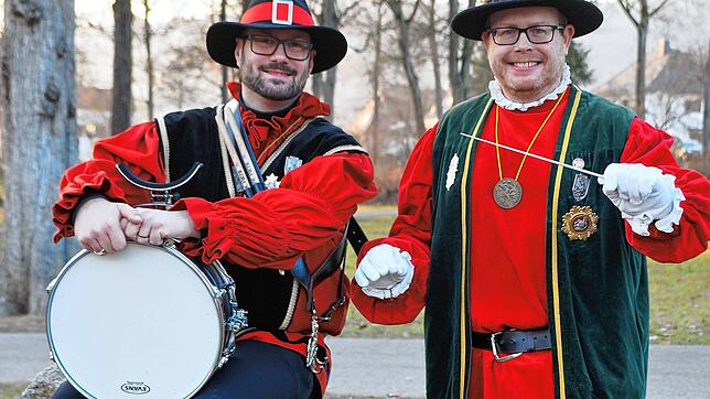 Schlagzeuger Florian Grill (links) und Dirigent Jochen Fischer zeigen die verschiedenen Häser der Hans-Kuony-Kapelle. Bild: Constanze ...