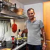 Johannes Wolf arbeitet in Konstanz als Juwelenfasser mit eigenem Atelier.