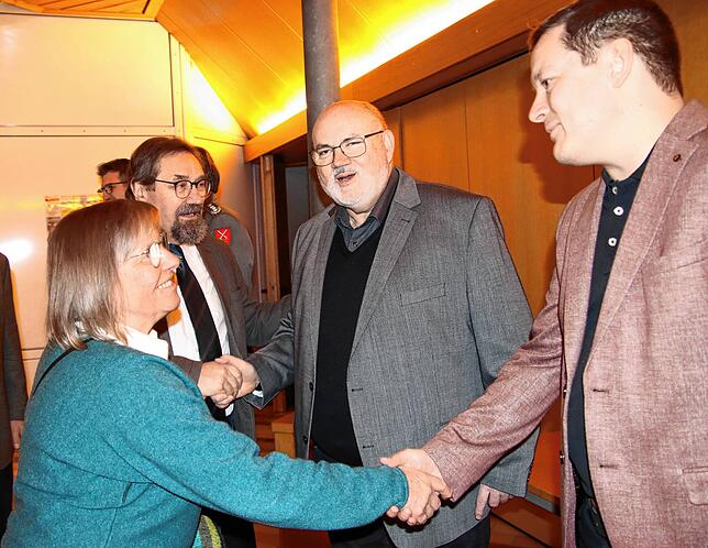 Das Ehepaar Gundel und Hermann Billmann wird von Stadtpfarrer Martinho Dias Mertola und seinem evangelischen Amtskollegen Sebastian ...