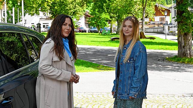 Szene aus „Frühling“: Die Dorfhelferinnen Katja Baumann (Simone Thomalla, links) und Lilly Engel (Julia Willecke) gehen ...