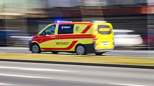 Der Mann ist noch am Unfallort gestorben. (Symbolbild)