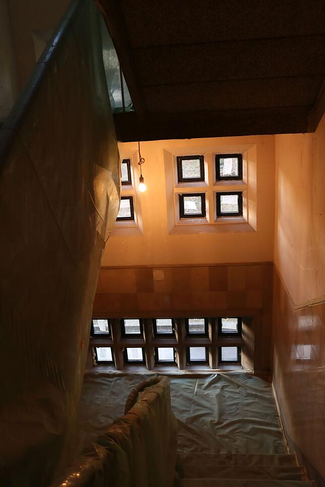 Geräumig, mit Holzlauf und hübschen Fensterchen: das Treppenhaus, des ehemals von französischen Offiziersfamilien genutzen Hauses.