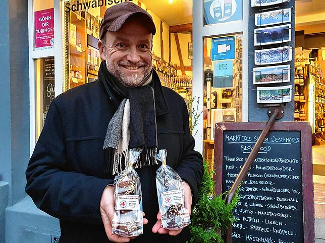 Hans-Peter Schwarz, Geschäftsführer der Tübingen Erleben GmbH, hat die Lebkuchen-Verkaufsaktion für die Coronahilfe gemeinsam mit einer ...