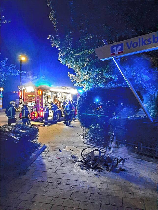 Von dem Dreirad ist nach dem Brand nicht mehr viel zu sehen.