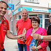 Sie freuen sich über den Gewinn des ersten Preises des SÜDKURIER-Rätsels: (von links) Alexander Growe vom Gottmadinger Reisebüro, ...