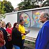 Bildtafeln mit Kunstwerken des Projekts &bdquo;Arte Romeias&ldquo; erinnern in der Gartenanlage der Praxedis-Gärten an damals (v.l.): ...