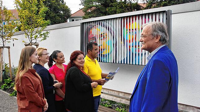 Bildtafeln mit Kunstwerken des Projekts &bdquo;Arte Romeias&ldquo; erinnern in der Gartenanlage der Praxedis-Gärten an damals (v.l.): ...