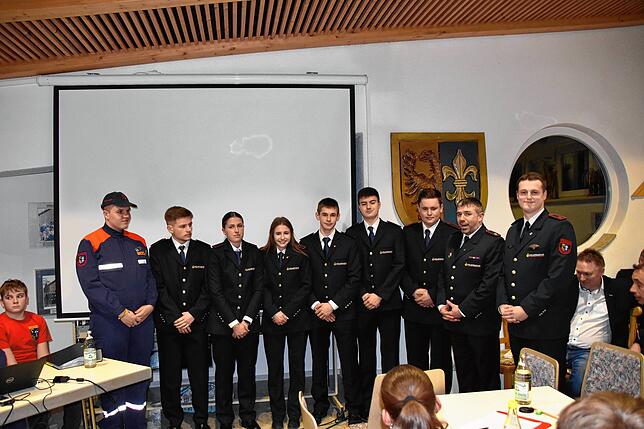 Justin Höfer, Leon Glubrecht, Samira Klopfer, Brigitte Gommeringer, Emanuel Gommeringer, Niklas Löffler und Fabian Bach (von links) ...