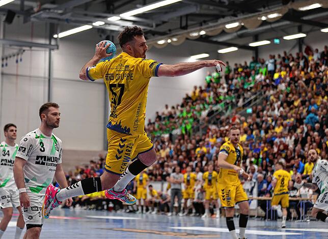 Die HSG ist als Tabellenführer auf Erfolgskurs: Hier wirft Lukas Köder am 23. März 2024 in der dritten Handball-Liga gegen den stärksten ...