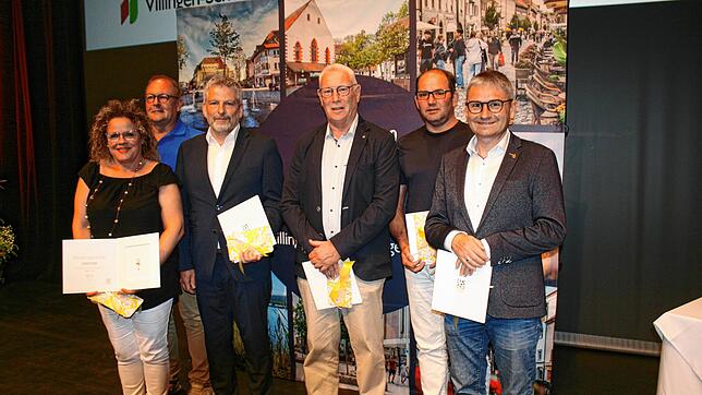 Diese Gemeinderäte wurden von Oberbürgermeister Jürgen Roth mit dem Verdienstabzeichen des Gemeindetages Baden-Württemberg für zehn ...