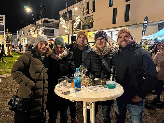 Die Besucher verweilten gerne auf dem Adventsmarkt und genossen die festliche Atmosphäre und die gute Bewirtung.