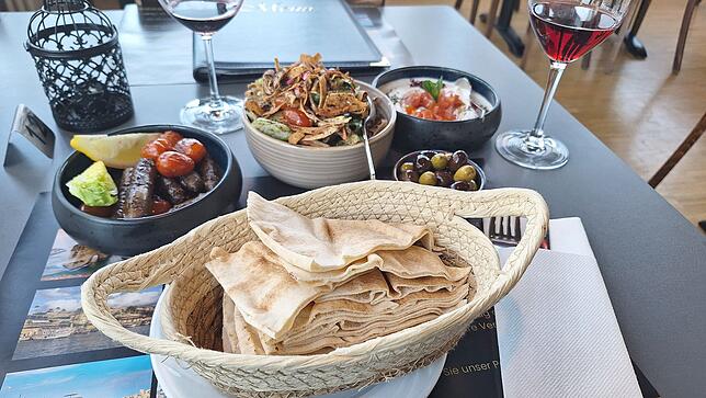 Diverse Mezze mit gebackenem libanesischem Fladenbrot.