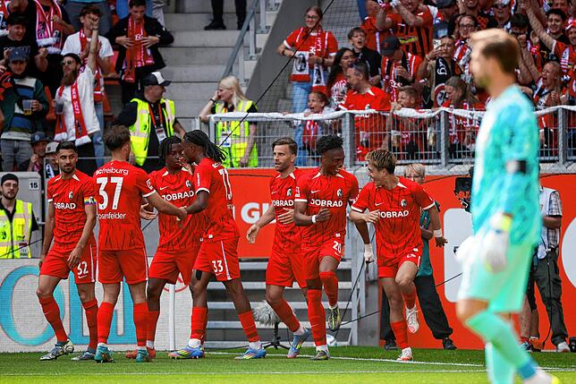 Freiburgs Ritsu Doan (2.vr) jubelt nach seinem Tor zum 1:0 mit den Mannschaftskollegen.