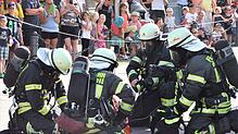 Feuerwehrmänner setzten bei Einsätzen ihr Leben aufs Spiel. Bei einer Schauübung der Rettungsdienste bergen Feuerwehrleute einen ...
