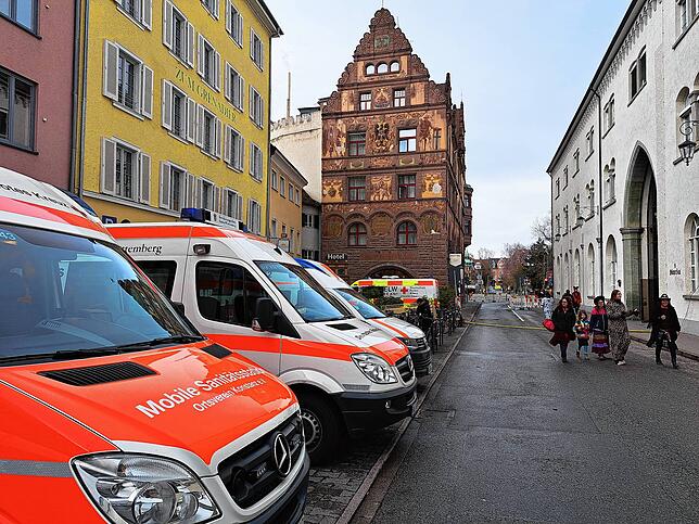 Krankenwagen stehen am Schmotzigen Dunschtig in der Konstanzer Innenstadt. (Symboldbild)