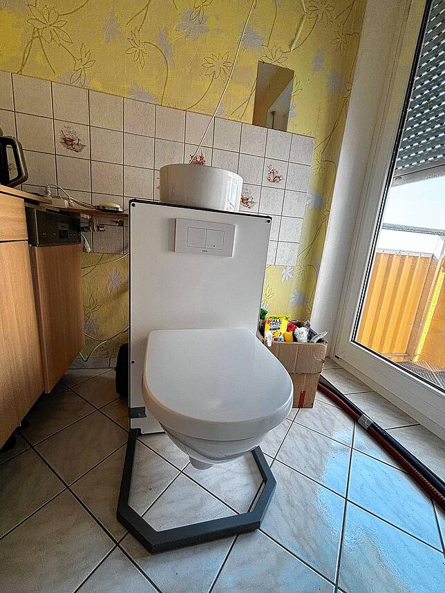 Die provisorische Toilette mit Wasch- und Spülbecken.