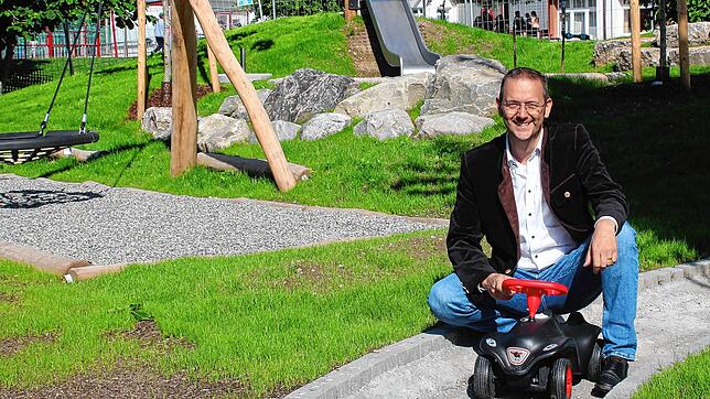 Bürgermeister Stefan Keil ist froh, dass mit der Fertigstellung der Außenanlage des Ganztageskindergartens „Wirbelwind“ bald ein ...
