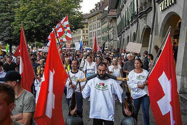 Zu wenig Interesse an der Impfung? In der Schweiz ist die Impfquote im europäischen Vergleich besonders niedrig. Hier demonstrieren ...