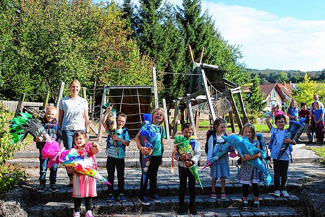 In der jahrgansgemischten „Zebraklasse“ der Grundschule Beuren starteten die Schulanfänger mit Lehrerin Sibylle Kaul in den ...