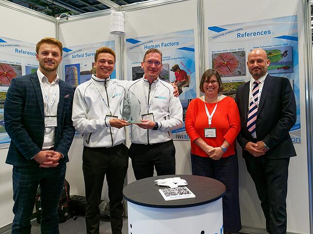Das Team der Firma Iwiation mit britischen Luftfahrtvertretern: Pedro Bauer (Zweiter von links) und Geschäftsführer Marcus Bauer ...