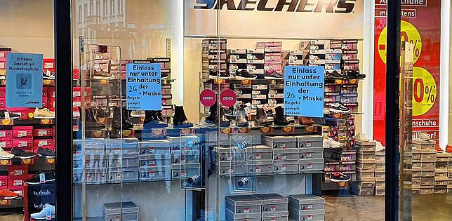 Auch bei Schuh Schweizer in Villingen blieb über das Wochenende noch keine Zeit, neue 2G-Schilder zu drucken. Aber auch die ...
