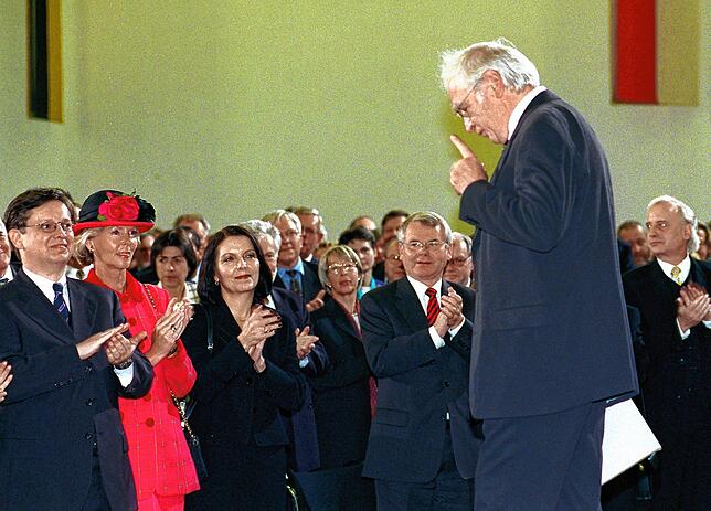 Kritik an der Vergangenheitsbewältigung der Deutschen: Martin Walser 1998 in der Frankfurter Paulskirche.