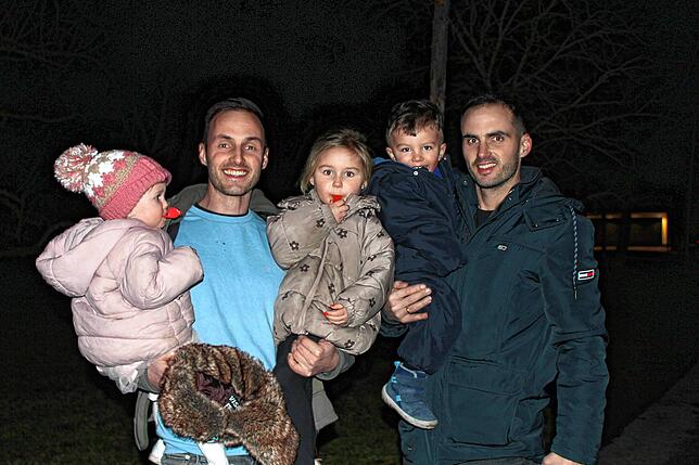 Am Straßenrand verfolgen einige Familien den Umzug der Narren.