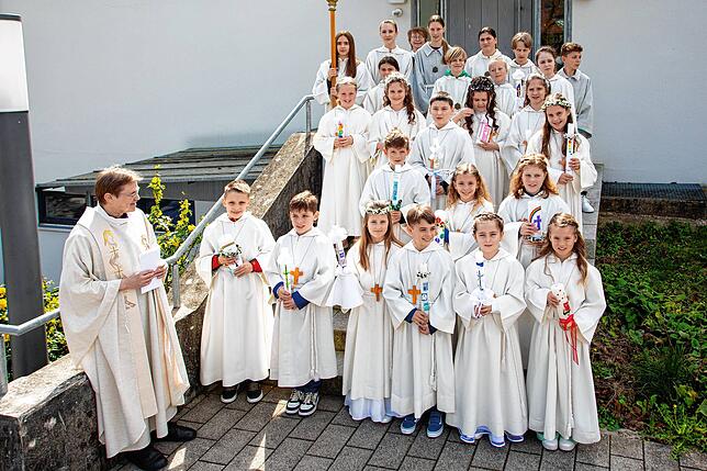16 Kinder aus Rechberg, Weisweil und Erzingen feierten in Erzingen ihre Erstkommunion.