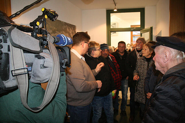 Massiver Protest im Görwihler Rathaus: Gemeinderat Norbert Lüttin (links) rechtfertigte die Hundesteuererhöhung. Gefilmt wird die Szene ...