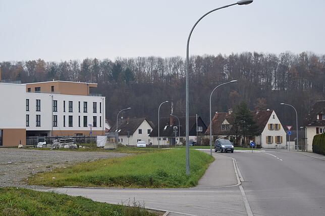 Die Winterspürer Straße mit dem Kreisverkehr (hinten) neben dem Servicehaus Sonnenhalde in Stockach auf einem Archivbild. Von einer ...