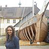Das Schiff im Klosterhof in Riedern am Wald. Ob dem Wunsch des Theatervereins mit Corinna Vogt (Bild) an der Spitze entsprochen wird und ...