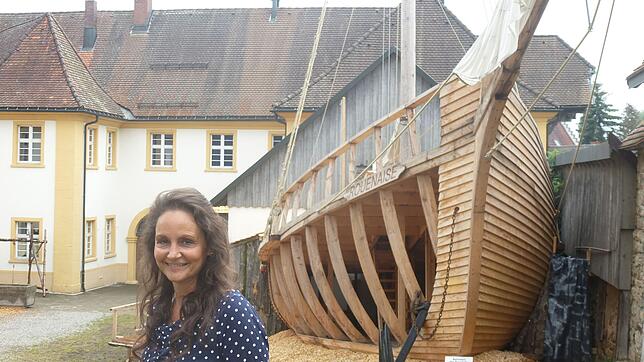 Das Schiff im Klosterhof in Riedern am Wald. Ob dem Wunsch des Theatervereins mit Corinna Vogt (Bild) an der Spitze entsprochen wird und ...