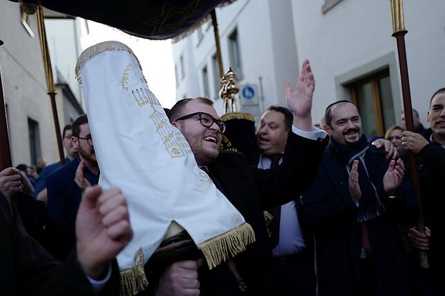 Eröffnung der neuen Synagoge Konstanz am 10. November. Arthur Bondarev (links), Mitglied der Synagogengemeinde Konstanz, trägt eine der ...