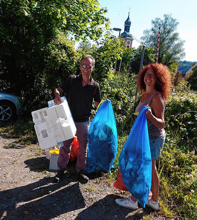 Carmen Kleemann und Dieter Mück sammeln beim Cleanup Day säckeweise Müll.